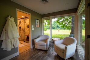 Interior - The River Place. Hot tub. Riverfront Mountain View (Sevierville)