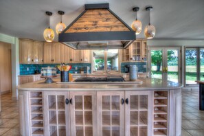 Fridge, microwave, oven, stovetop - The River Place. Hot tub. Riverfront Mountain View (Sevierville)