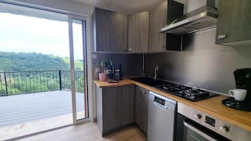 Een koelkast, een microgolfoven, een vaatwasser