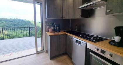 Gîte panorámico con terraza, cerca de St-Etienne y Lyon, ideal para familias y parejas