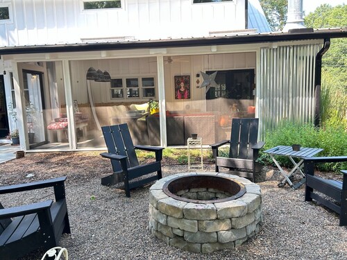 Cozy apartment in charming Carrboro, NC with WiFi, AC
