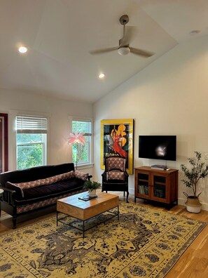 Smart TV - Cozy apartment in charming Carrboro, NC with WiFi, AC (Carrboro)