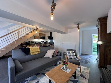 TV, fireplace. Rural Cottage with SPA in Bourbonnais