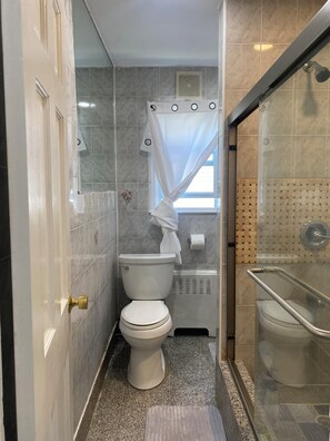 Serviettes fournies, savon, shampoing, papier toilette