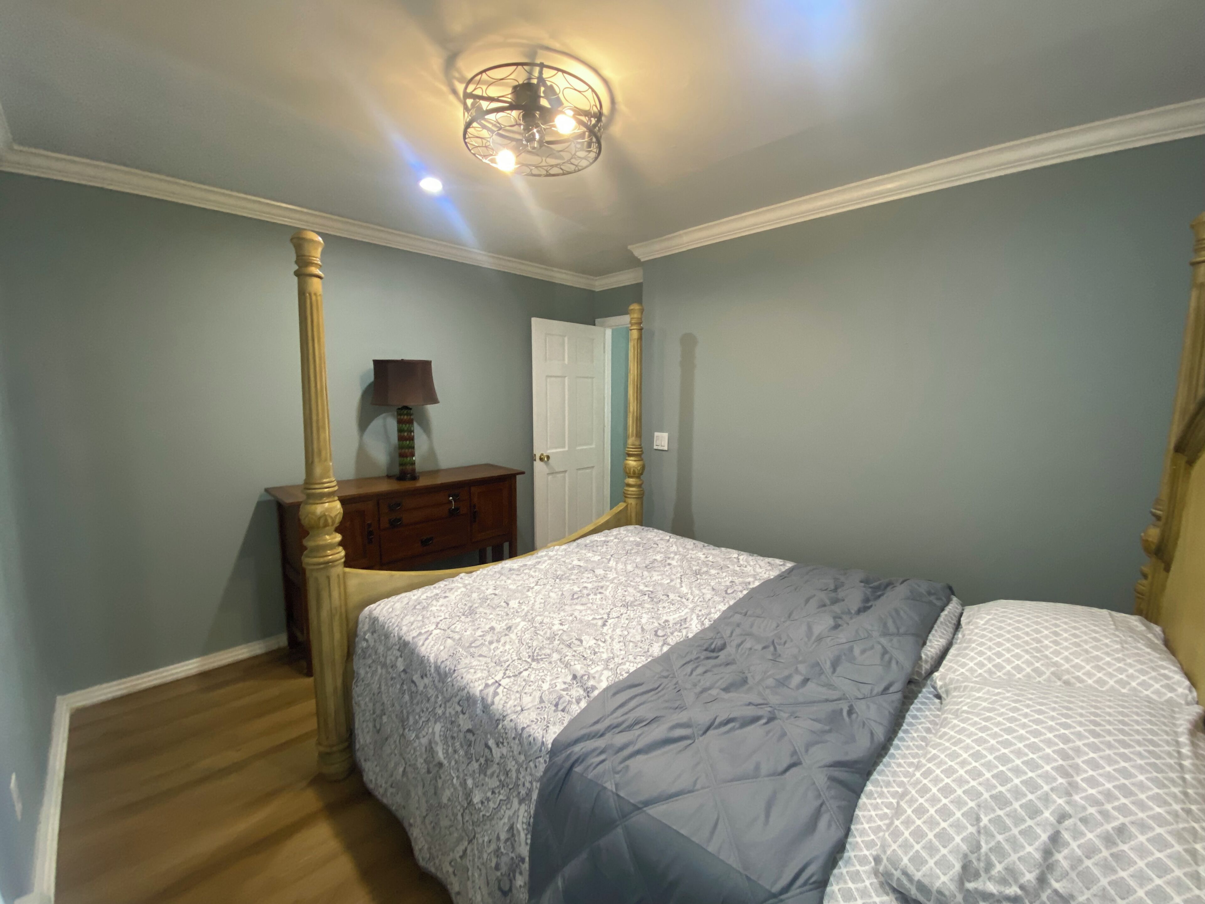 4 slaapkamers, een strijkplank/strijkijzer, gratis wifi, beddengoed