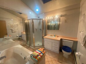 Towels, soap, shampoo, toilet paper - Spacious 4 bed & 2 bath House Near UBS Arena, JFK, and NYC (Elmont)