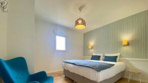 2 bedrooms, WiFi (free), bed sheets - Cozy New Cottage Near Beach with Private Terrace, Hot Tub, and EV Charger (Pornic)