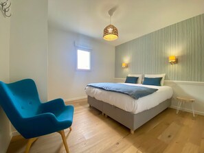 2 bedrooms, free WiFi, bed sheets - Cozy New Cottage Near Beach with Private Terrace, Hot Tub, and EV Charger (Pornic)