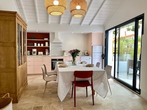 Kühlschrank, Mikrowelle, Ofen, Geschirrspüler