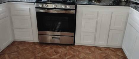 Køleskab, mikrobølgeovn, ovn, kogeplade