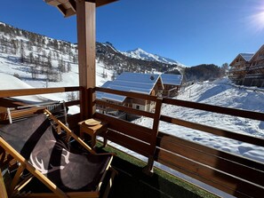 Property grounds - Mountain Apartment in Vars with Balcony and Parking (Vars)
