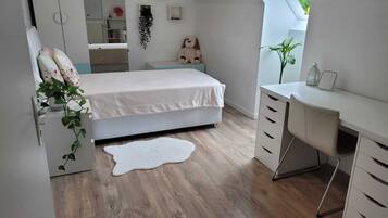 5 slaapkamers, een bureau, een strijkplank/strijkijzer, gratis wifi