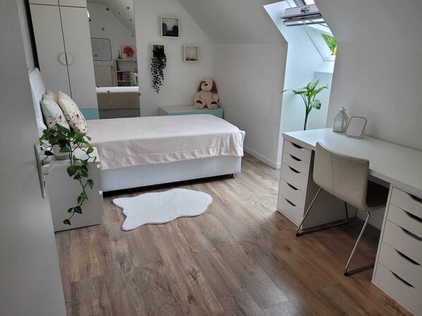 5 bedrooms, desk, iron/ironing board, free WiFi