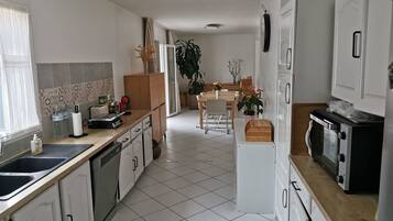 Réfrigérateur, four, plaque de cuisson, lave-vaisselle