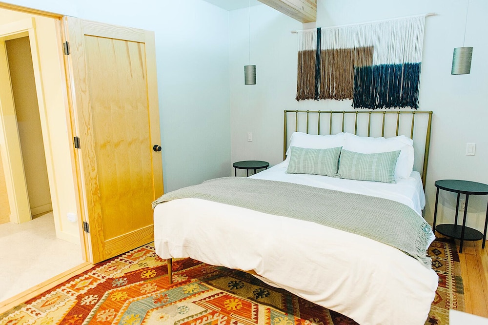 Photo inspiration: Scandinavian Apartment Wi Fi Features Reference: Scandinavian Style 3 Bedroom Cabin In Delightful Soda Springs With