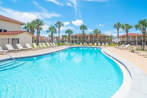 A heated pool - Sea Breeze Coastal Retreat - 4 Min WALK to BEACH (Panama City Beach)