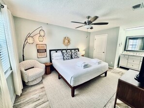 1 bedroom, desk, iron/ironing board, free WiFi - Sea Breeze Coastal Retreat - 4 Min WALK to BEACH (Panama City Beach)