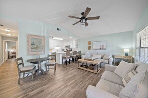 Smart TV - Sea Breeze Coastal Retreat - 4 Min WALK to BEACH (Panama City Beach)