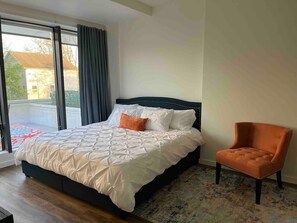 2 bedrooms, desk, iron/ironing board, WiFi - 2BR Suite w/patio near NYC train & Seton Hall (East Orange)