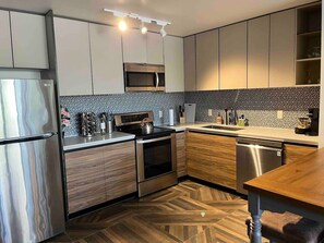 Fridge, microwave, oven, stovetop - 2BR Suite w/patio near NYC train & Seton Hall (East Orange)