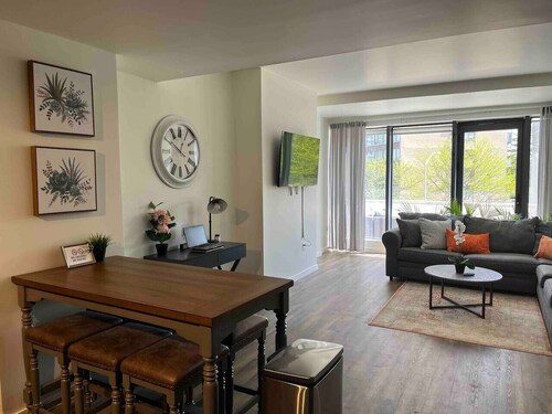 2BR Suite w/patio near NYC train & Seton Hall