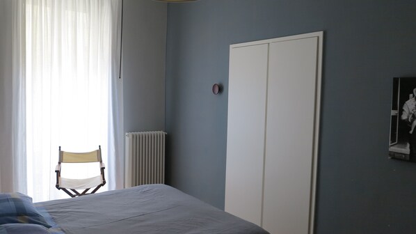 1 dormitorio, tabla de planchar con plancha, wifi y ropa de cama