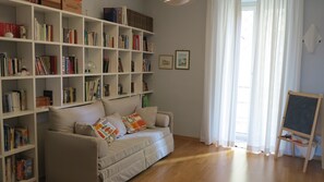 Living area - "Nea Parthenope" apartment. (Napoli)