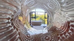 A circular window with a view of a bathroom and a balcony. - Qiqi Xiaozhan (Yangshuo Impression Liusanjie Scenic Area Shop) (Yangshuo)