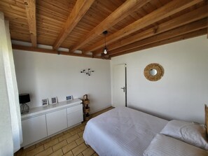 3 habitaciones, tabla de planchar con plancha y cuna de viaje 