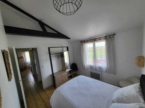 3 habitaciones, tabla de planchar con plancha y cuna de viaje