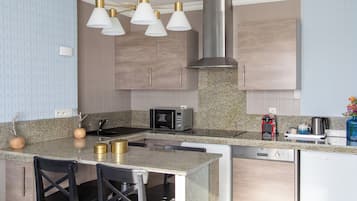 Estudio, 1 cama Queen size y sofá cama, cocina, vista al patio | Cocina privada | Cafetera y tetera, tetera eléctrica y periquera
