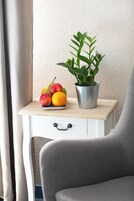 Estúdio, 1 cama Queen e sofá-cama, cozinha, vista para o pátio | Roupas de cama premium, escrivaninha, cortinas blackout