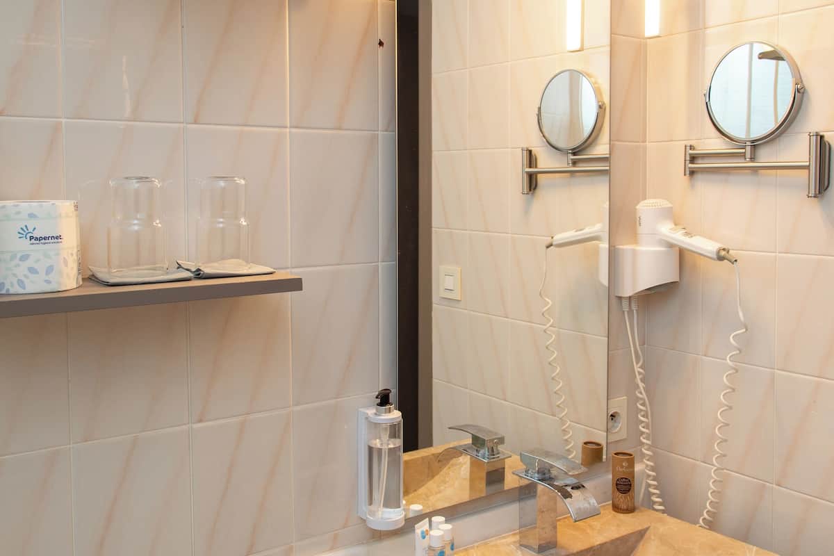 Ducha, secador de pelo, toallas, jabón