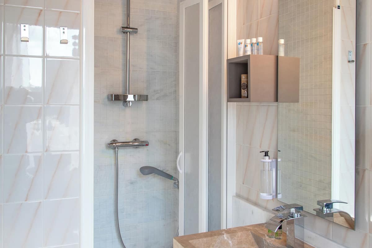 Ducha, secador de pelo, toallas, jabón