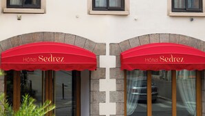 A hotel facade with the name "HOTEL SEDREZ" prominently displayed above the entrance.
