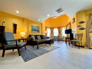 11 bedrooms, desk