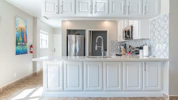 Departamento, para fumadores | 11 habitaciones y escritorio