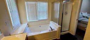 Dusche, Haartrockner, Bidet, Handtücher