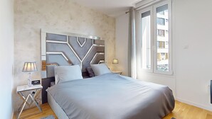 A modern bedroom with a bed, nightstands, and a window. - Apartment Grand Standing 🍀 (Épinay-sur-Seine)