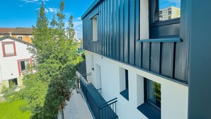 A modern building with a balcony and large windows. - Apartment Grand Standing 🍀 (Épinay-sur-Seine)