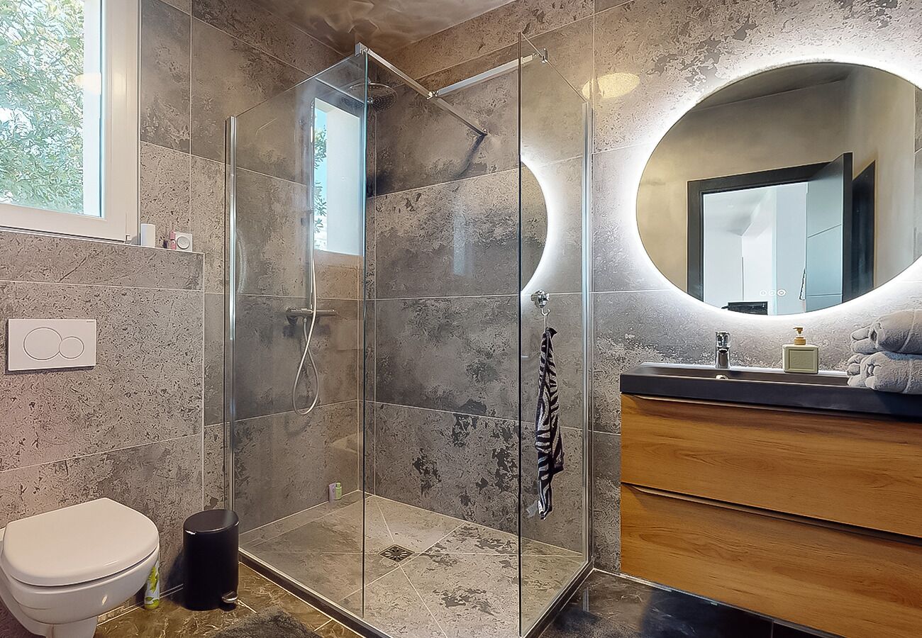 Douche, sèche-cheveux, serviettes fournies, savon