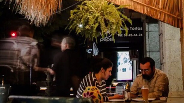 A restaurant with a rustic interior, featuring hanging plants and string lights. - Gorgeous studio with WiFi in Napoles (Napoles)