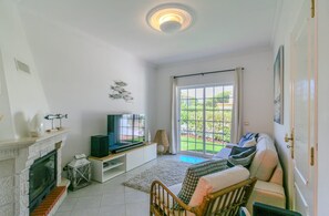 TV - FLH Vilamoura Villa Cardona with Pool (Vilamoura)