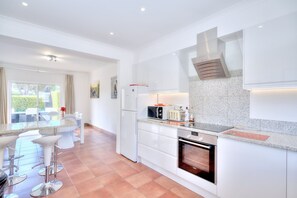Frigorifero, microonde, forno, lavastoviglie