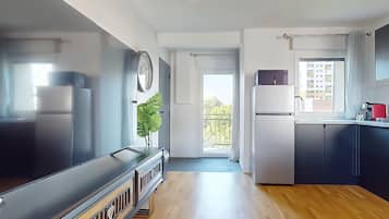 Refrigerador, microondas, placa de cocina, cafetera/tetera