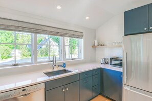 Fridge, microwave, stovetop, dishwasher - Upscale Southwest Harbor Retreat - Dog Friendly! (Southwest Harbor)