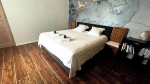 5 bedrooms, iron/ironing board, travel crib, WiFi (free)