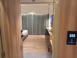 1 bedroom, hypo-allergenic bedding, desk, laptop workspace