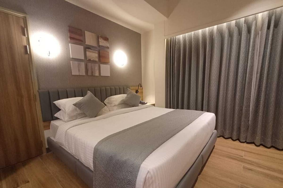 Kamar Premium, pemandangan kota | 1 kamar tidur, seprai antialergi, dan meja kerja