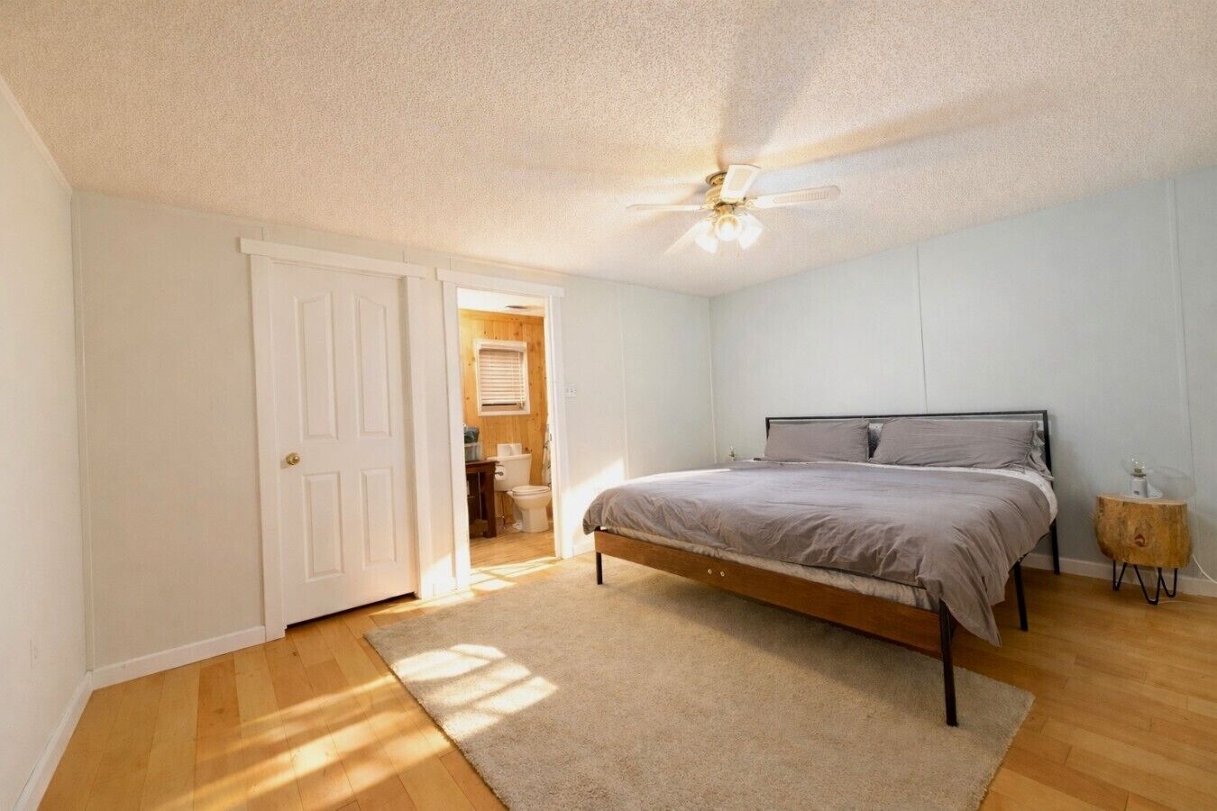 3 bedrooms, desk, WiFi, bed sheets